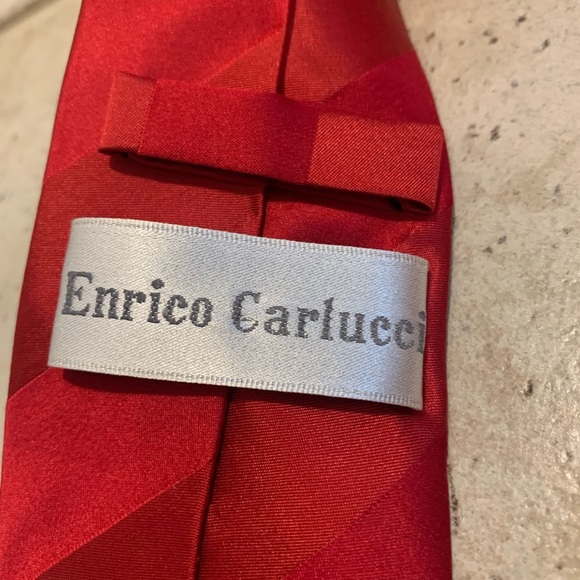 Enrico Carlucci 100% Silk Red Striped Tie - Styled in Italy - Picture 2 of 6